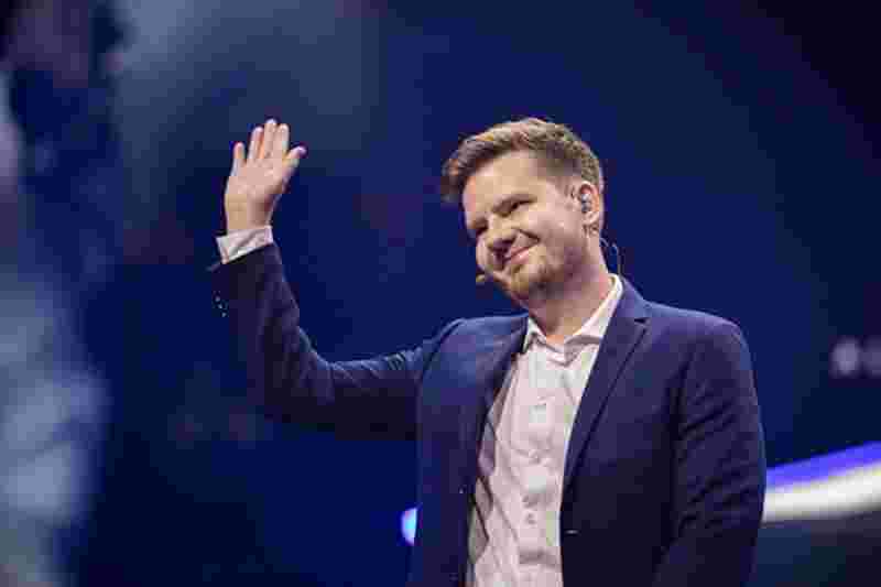 强势压制！ EDward Gaming 在三路优势滚雪球后，毫发无损地击败了 LGD Gaming 。